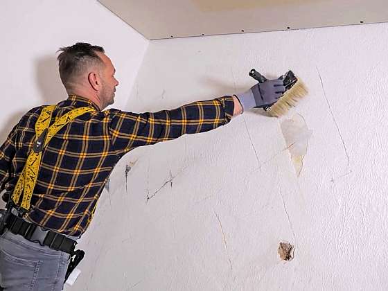 otevřít: Co musíte udělat, aby na stěně dobře drželo stavební lepidlo nebo štuk