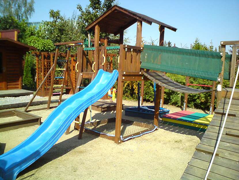 Pro malé dítě je vhodné vybavit pískoviště. Jak děti rostou, hrací prvky se mění