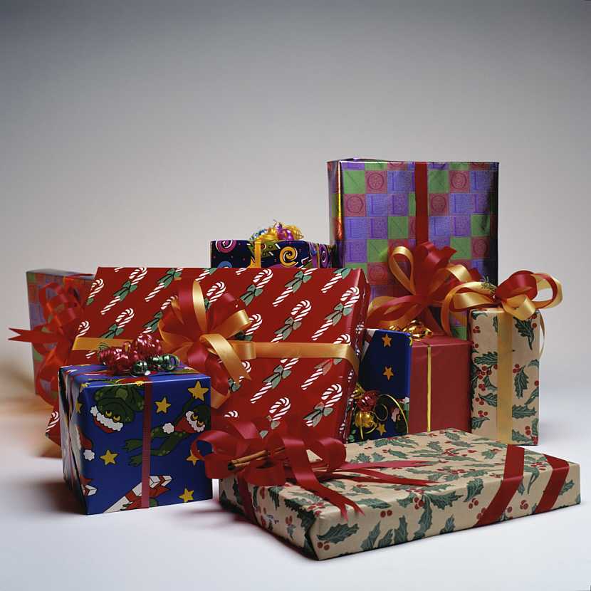 Chystáte se balit dárky, ale nevíte jak na to? Máme pro vás několik tipů na jejich balení a zdobení. Konkrétně vám představíme 10 užitečných rad! (Zdroj: Miroslava Kubišová)