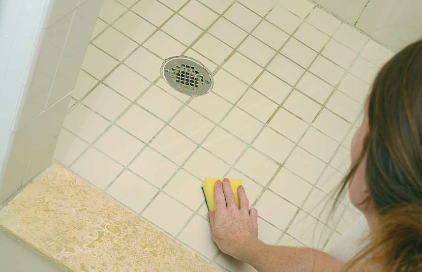 Spáry v koupelně čistěte protiplísňovými chemickými přípravky
