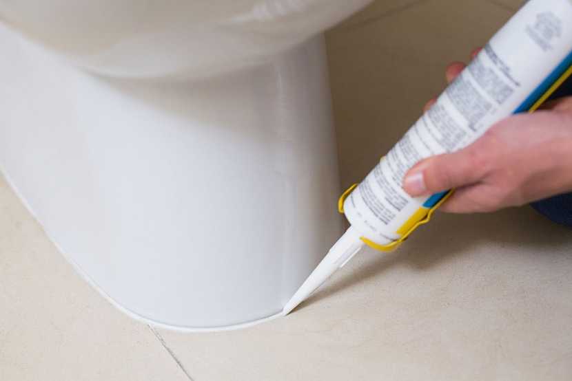 Po usazení a upevnění nové záchodové mísy je možné silikonem vyplnit spáru mezi mísou a podlahou