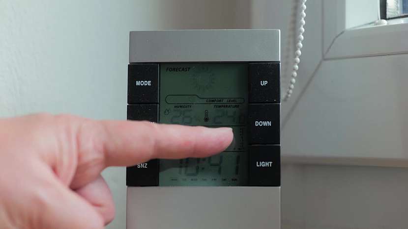 Zvýšením teploty na termostatu o jeden stupeň neprotopíme a okna se nám nebudou rosit