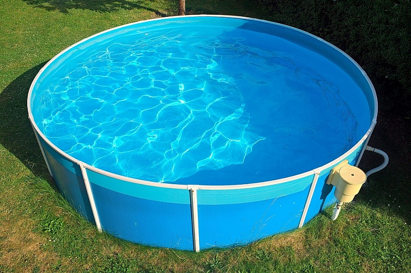 Údržba vody v bazénu s konstrukcí není nijak obtížná, je možné k němu pořídit celou řadu doplňků usnadňujících péči o vodu