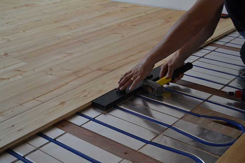 Výhody kombinace masivní dřevěné podlahy a podlahového vytápění:
