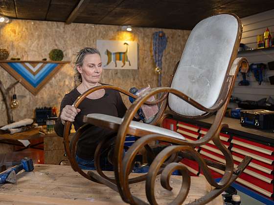 otevřít: Nevyhazujte staré houpací křeslo. Stačilo pár úprav a vznikl originál jako z katalogu