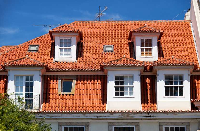 Mansardové střechy jsou náročné na cenu i pokládku krytiny