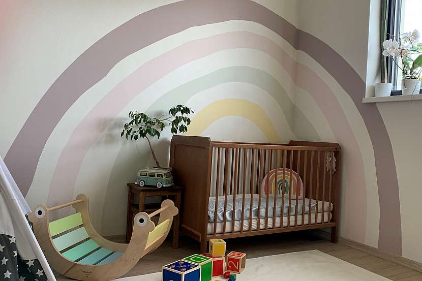 Oživte stěny dětského pokoje. Namalujte na ně duhu (Zdroj: Primalex)