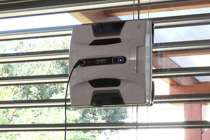 Čistič oken HOBOT 2S je možné ovládat chytrým mobilním telefonem nebo dálkovým ovládáním
