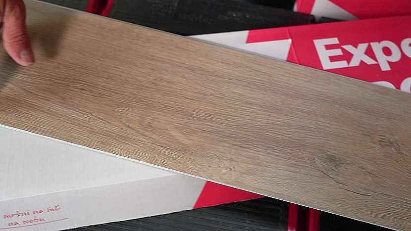 Plovoucí rigidní vinylová podlaha v dekoru dřeva