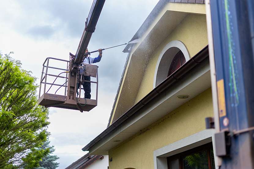 Firma vyčistí fasádu šetrně, ale dokonale