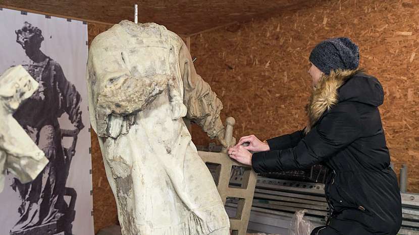 Kateřina se věnuje restaurování soch