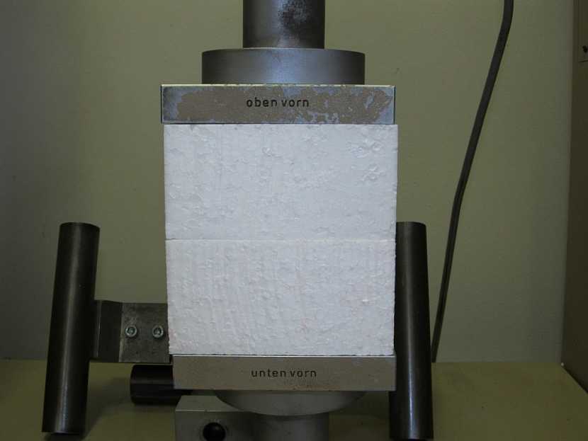 Zkouška zatížení tlakem desek Isover EPS 100Z 2 x 50 mm při plošném zatížení s napětím v tlaku 0,02 MPa = deformace cca 1 mm, tj. výrazně pod deklarovanou max. stlačitelnost 2 %.