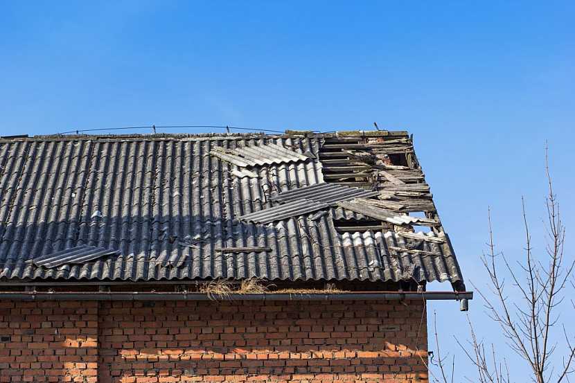 Zbavte se nebezpečné eternitové střechy co nejdříve