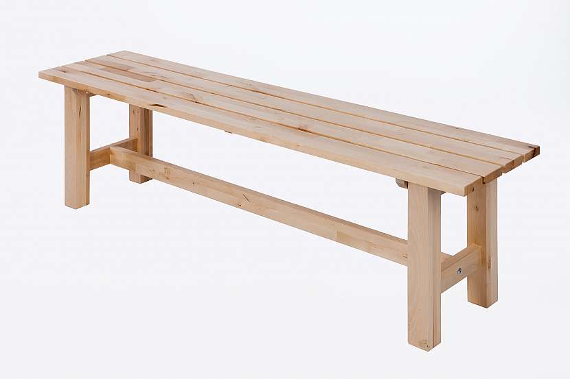 Dřevěná lavička může být v úplně jednoduchém provedení