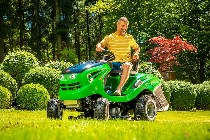 sekání trávy traktorem