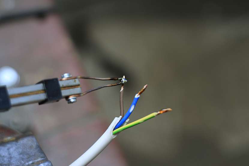 Pájení drátů se může hodit například při úpravě konců kabelů, aby se netřepily (Zdroj: Jaroslav Kropáč)