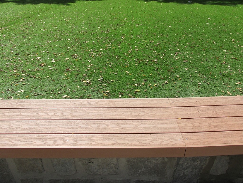 Jednoduchá lavička z terasových prken