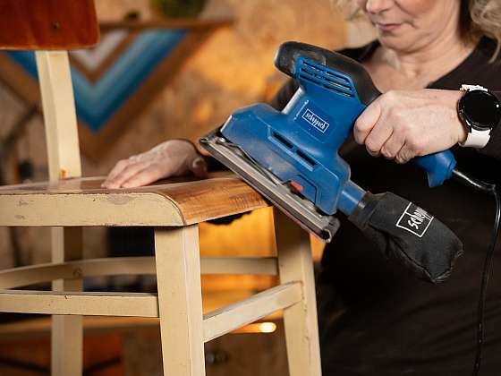 otevřít: Renovace židle: Stačilo pár kroků a vznikl stylový němý sluha