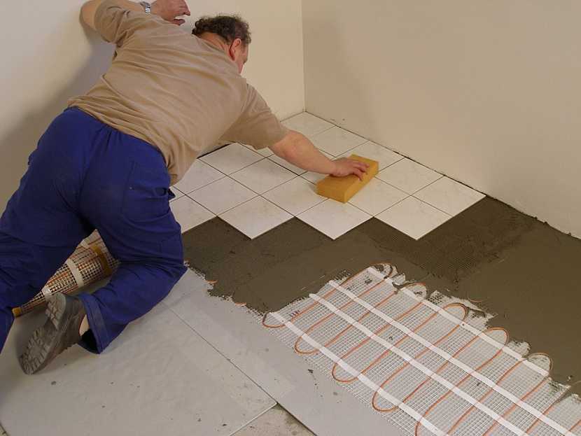 Instalujeme izolační desky pod podlahové rohože a kabely Ecofloor pod dlažbou
