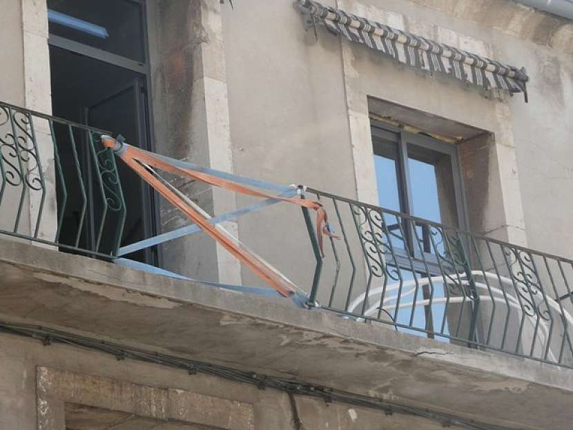 Antikutil - zábradlí na balkoně - pozor, hrozí volný pád!