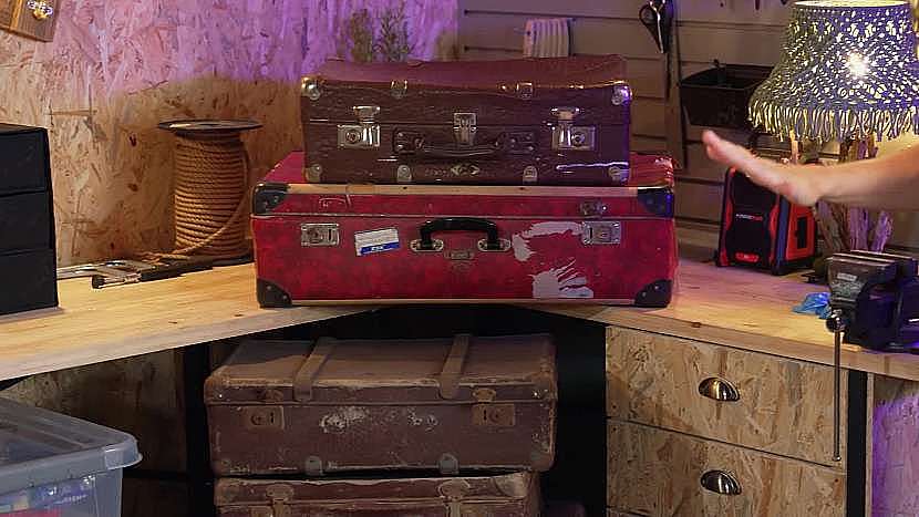 Pro vylepšení komody nám pomohou staré kufry