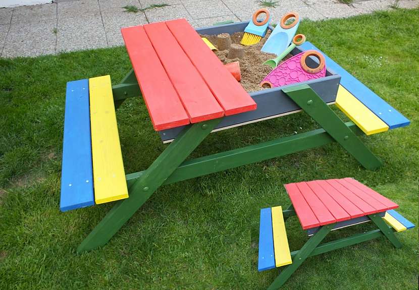 Vyrobte dětem praktický stolek s pískovištěm (Zdroj: HobbyPRstudio)
