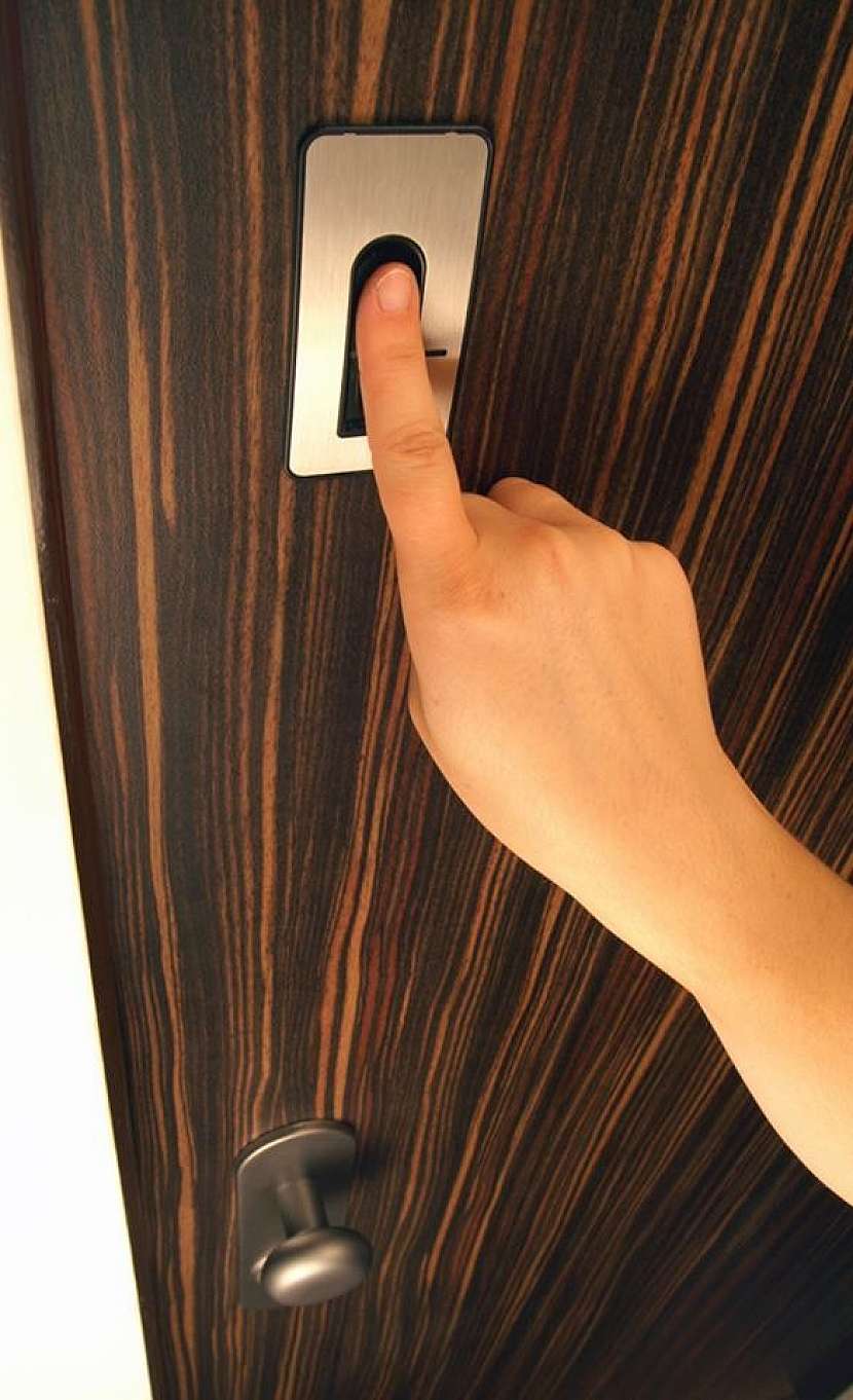 3. Otvírání dveří pomocí čtečky otisků prstů