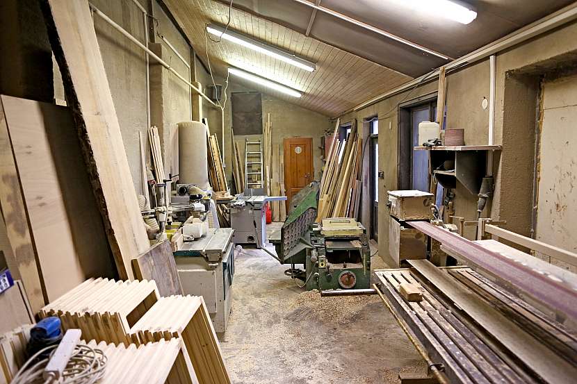 V truhlářské dílně najdeme nejvíc ručního nářadí, různé stroje a spoustu dřeva