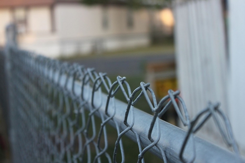 Drátěný plot by měl být nahoře ukončen zahnutými kličkami, aby nedošlo ke zranění