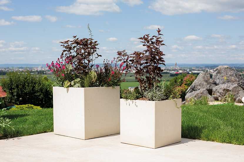 Správně osázené betonové květináče se vám odvděčí bujnou zelení (Zdroj: Presbeton)