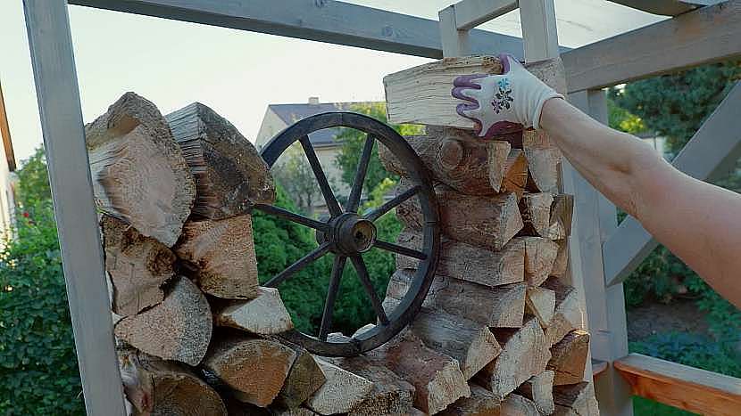 Kolo obestavíme dřevem tak, aby bylo pevně zaklíněné