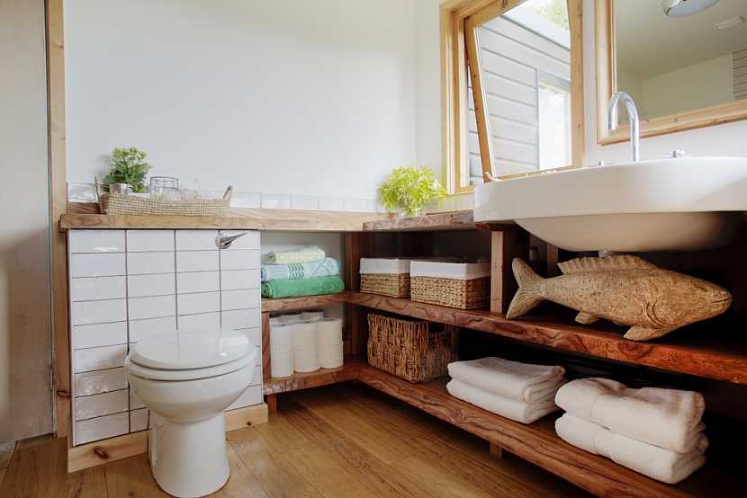 V koupelně se může sejít více různých materiálů na nábytku a úložných prostorách