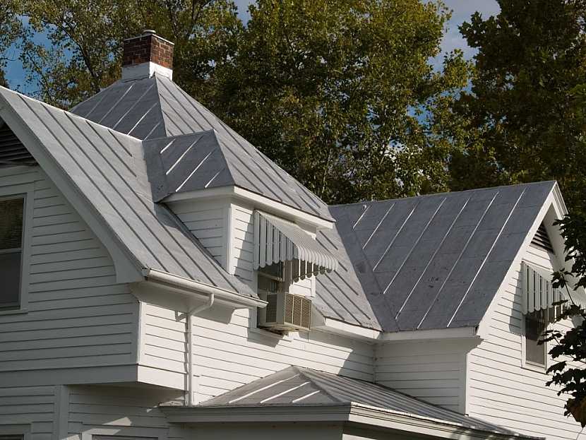 Plechové střechy, oplechování budov a ostatní kovové podklady