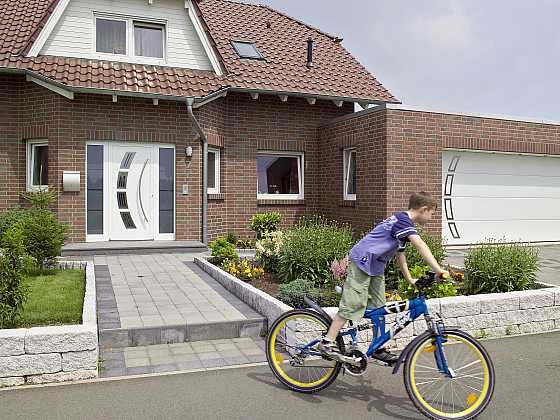Zajistěte si snadný vjezd na pozemek pomocí garážových vrat a brány (Zdroj: Hörmann)