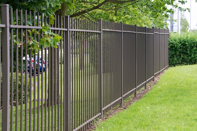 Stavbu kovového plotu už není nutné ohlašovat na stavebním úřadě