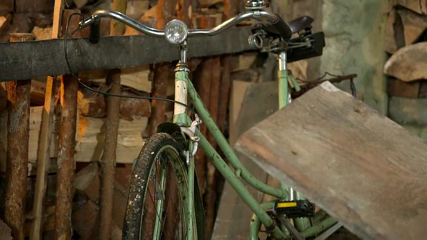 Při výrobě stojanu se bude hodit staré nepojízdné kolo