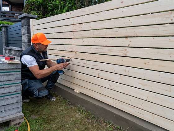 Pepa nás provede sanací betonové podezdívky a obnovou dřevěného plotu