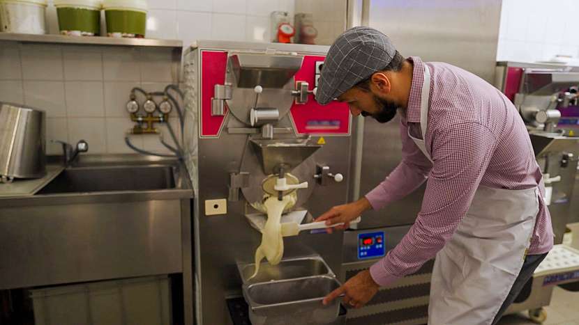 Pasterizovaná zmrzlina se mrazí ve stroji