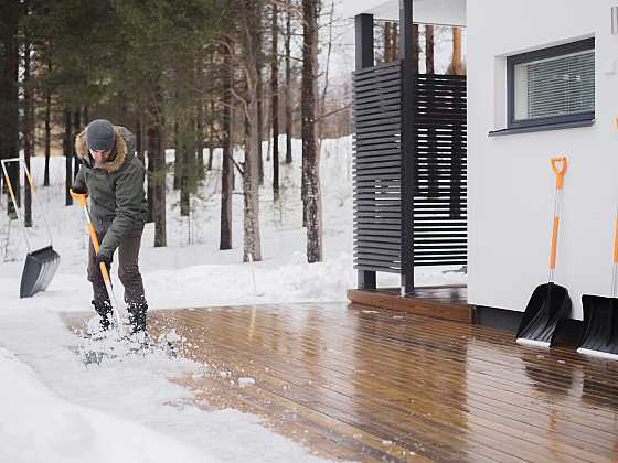 Se správnými nástroji bude úklid sněhu snadnější (Zdroj: Fiskars)
