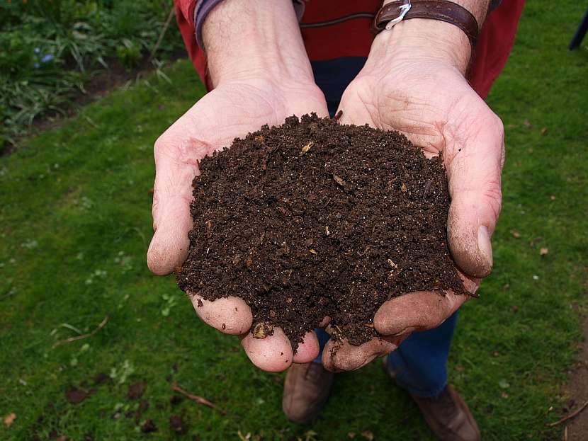 Dobře vyživená půda s obsahem probiotik a organických hnojiv je zárukou dobré úrody