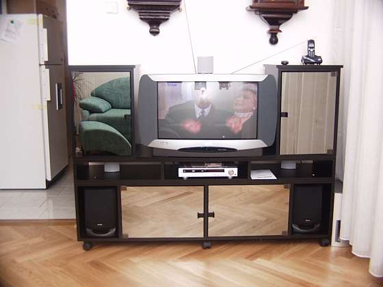 TV hifi stolek vlastní výroby (Zdroj: PePa)