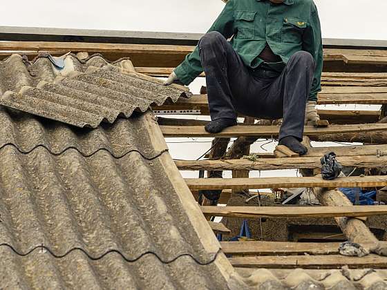 Renovace střechy je pořádná práce (Zdroj: Depositphotos (https://cz.depositphotos.com))
