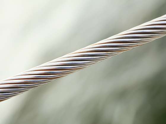 Používání kleští na ocelová lanka zvládne i úplný neumětel (Zdroj: Depositphotos (https://cz.depositphotos.com))