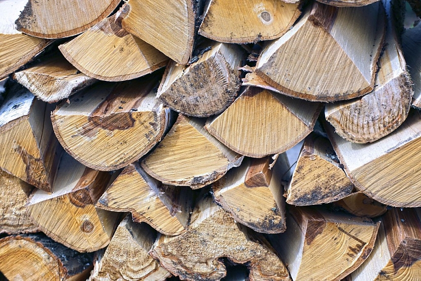 Naštípané dřevo prosychá jeden a více roků dle druhu