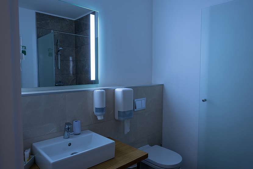 Praktická je koupelnová skříňka se zrcadlem a zabudovaným osvětlením