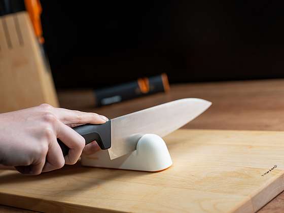 Správně nabroušený nůž je základem každého vaření (Zdroj: FISKARS)
