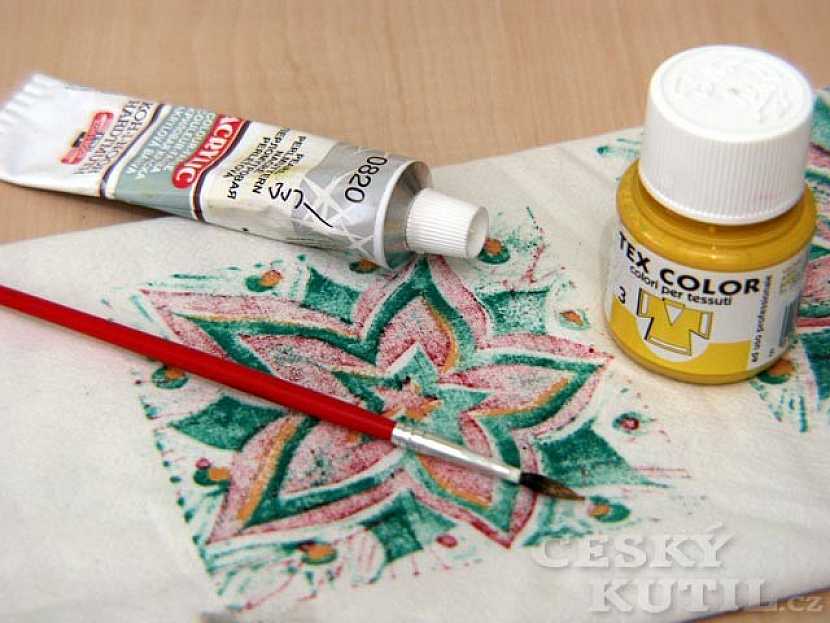 Vánoční ubrus výtvarnou technikou barevného soutisku z lina a linorytu