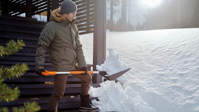 Rychlé rady do zahrady: lopata na sníh Fiskars SnowXpert má zesílenou pracovní část.