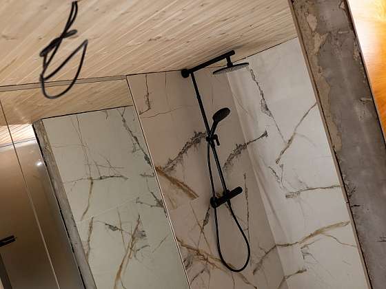 Sprchový kout v letní kuchyni (Zdroj: Prima DOMA MEDIA, s.r.o.)