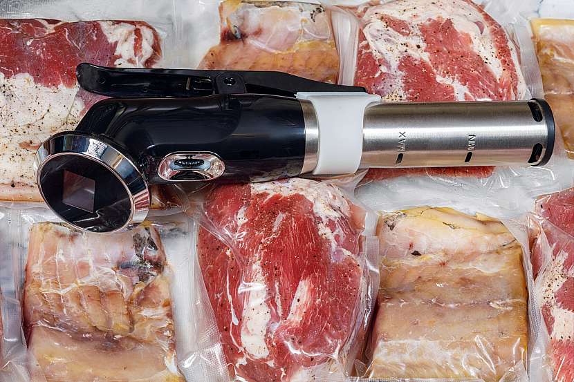 Stejnou službu jako poměrně drahý hrnec udělá ponorný sous-vide vařič